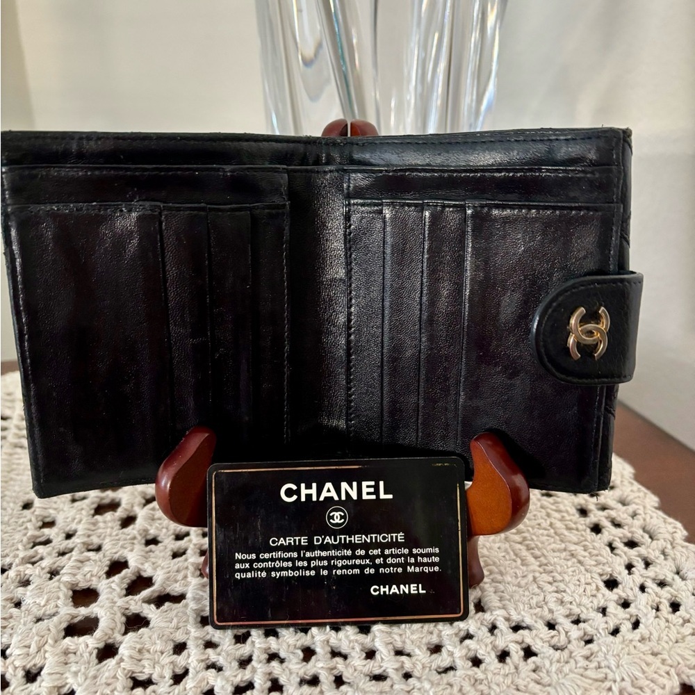 FINAL--Vintage Chanel Diamond Quilted Black Matelasse Lambskin Compact Wallet - Picture 4 of 9